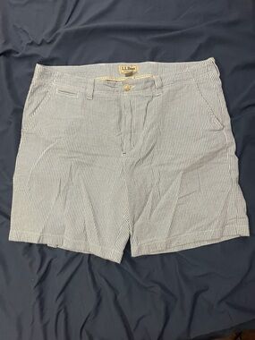 L.L. Bean Men's Seersucker Flat-Front Shorts in Blue and White